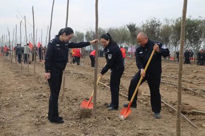 周口市公安局参加全市义务植树活动