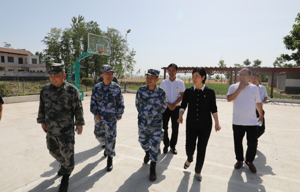 周口军分区司令员汤维政在郸调研指导脱贫攻坚工作